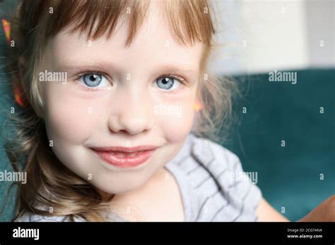 Cheveux Bleus Yeux Bleus Banque D Image Et Photos Alamy