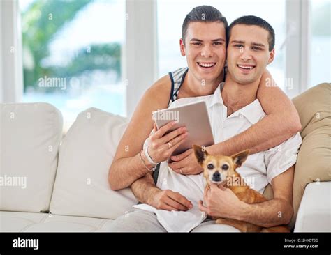 Nous étions une famille heureuse Portrait d un couple gay affectueux