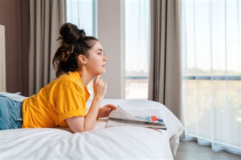 Lectura Y Recreación Una Joven Guapa Está Tumbada En La Cama Con