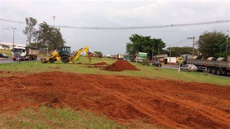 Trabalho no canteiro de obras da trincheira do Taiaman em Uberlândia é