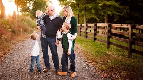 8 Family Photo Poses To Try Today!