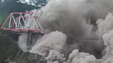 Gunung Semeru Erupsi Lebih Dari Ribu Orang Mengungsi Di Titik