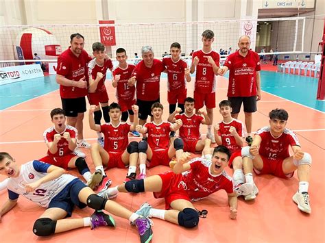 Hekimo Lu Gct Bursa Festival Voleybolda De Yapt