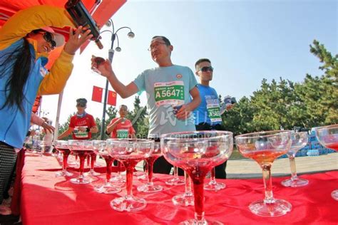 2019蓬莱葡萄酒国际马拉松开跑 选手品酒享受“醉美”赛事 人民图片网