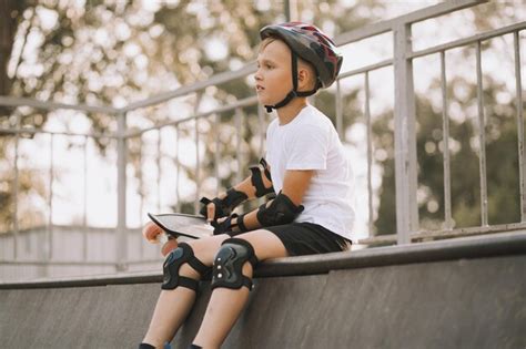 Mignon Enfant Gar On Enfant Dans Un Casque Assis Dans Une Zone Sp Ciale