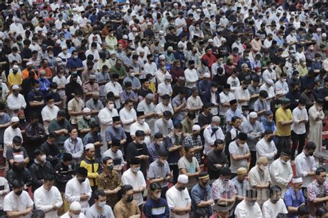 Masjid Istiqlal Dipadati Jamaah Pada Salat Tarawih Pertama Foto