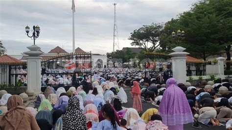 Salat Bersama Presiden Jokowi Di Jogja Ribuan Masyarakat Padati Gedung