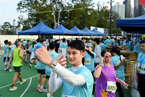 渣馬直擊｜回復疫前規模 市民湧終點打氣：加油捱埋佢！跑手指流動廁所不足