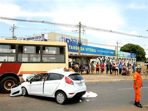 G1 Jovem de 14 anos morre em batida entre carro e ônibus na EPTG no