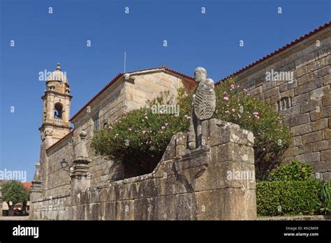 Escultura De Balboa Y Custodio De La Iglesia De San Benito Cambados