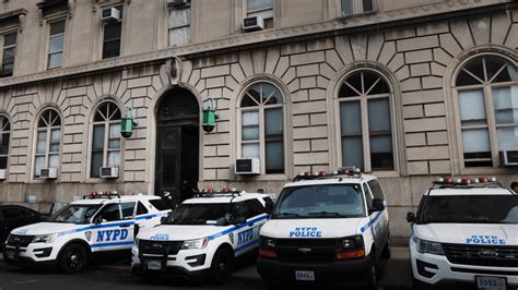 What are the green lights outside NYPD precincts in NYC?