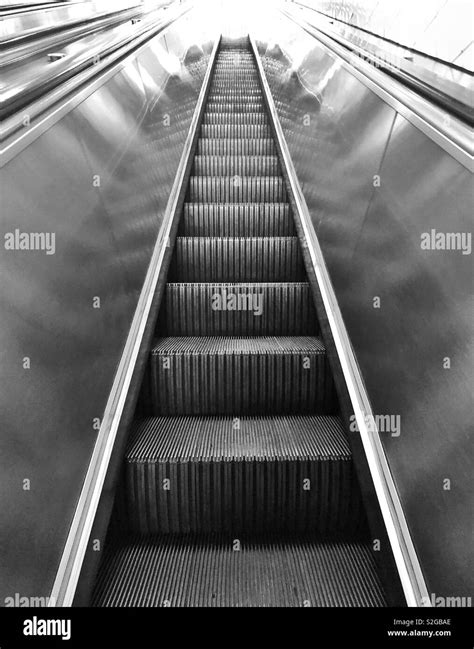 Rolltreppe Schwarzweiß Stockfotos und bilder Alamy