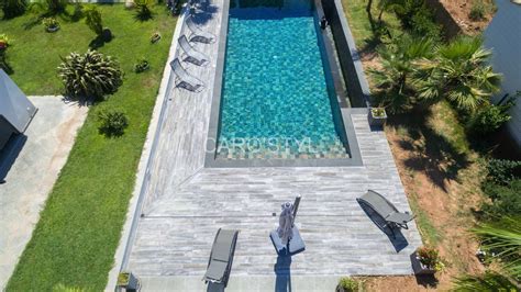 La Sobri T Et L L Gance D Une Plage De Piscine En Carrelage Aspect