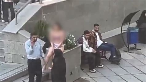 Una Estudiante Iran Se Desnuda Como Protesta De La Obligaci N De