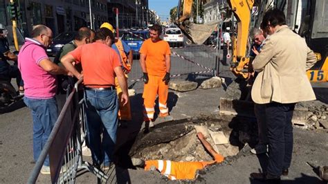 Voragine In Corso Cavour Operai Al Lavoro Galasso Lavori Conclusi