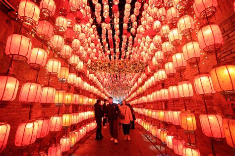 太原千年古街钟楼街夜景美轮美奂，游客摩肩接踵，络绎不绝钟楼千年古街夜景新浪新闻