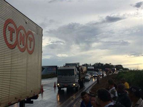 Caminhonete invade pista contrária bate em carreta e mata passageiro