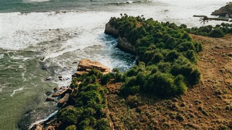 Pantai Ujung Genteng Sukabumi Daya Tarik Lokasi Dan Harga