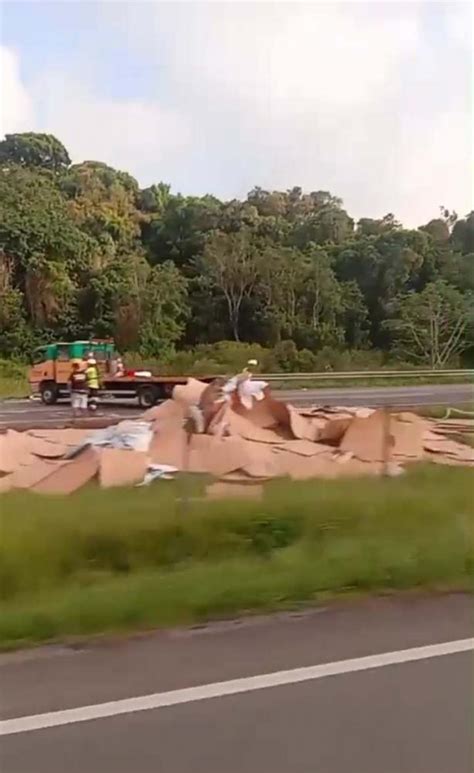 Colis O Entre Dois Caminh Es Provoca Tr Nsito Na Rodovia