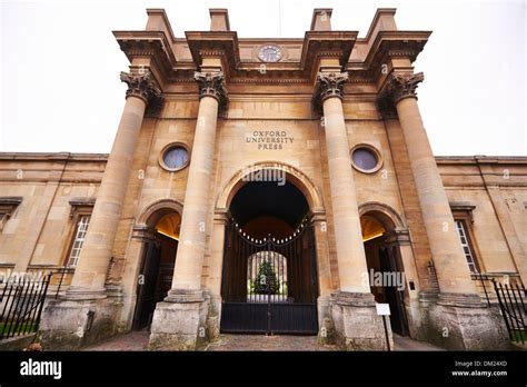 Oxford university press entrance hi-res stock photography and images ...