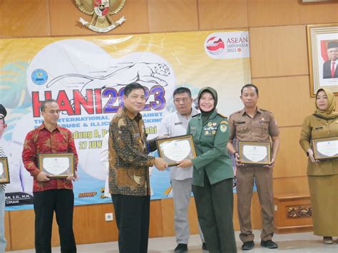 Pemkab MYL Kenakan Pakaian Adat Toraja Saat Hadiri Pelantikan