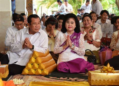 Le Premier ministre et son épouse célèbrent la Fête de Pchum Ben à