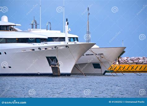 Filas De Yates De Lujo En El Muelle Del Puerto Deportivo Foto De