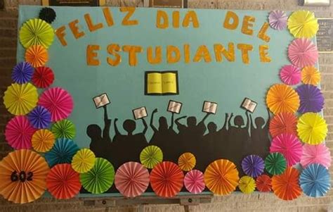 Mural del día del estudiante Manualidades escolares Decoración aula