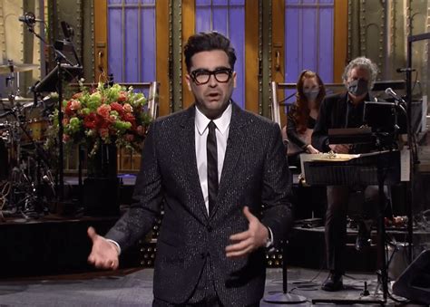 Dan Levy inspires new SNL hosting trend of welcome notes | EW.com