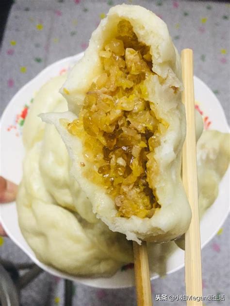 在食堂工作了三十多年的婆婆教你做酸菜餡大蒸餃 每日頭條