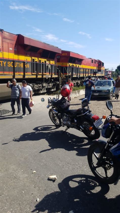 Autob S De Autotransportes Banderilla Es Impactado Por El Tren En La