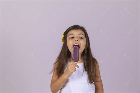 Linda Menina Criança Garotinha Chupando Picolé Sobre Fundo Isolado