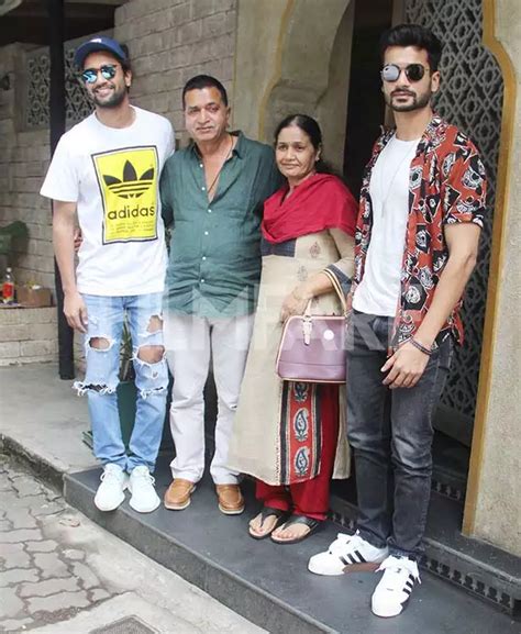 Vicky Kaushal snapped with his family | Filmfare.com