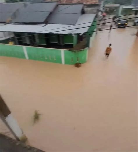 Diguyur Hujan Sejumlah Pemukiman Dan Jalan Kota Jambi Terendam Banjir