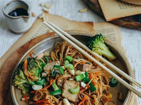 Wok De Nouilles De Riz Saut Es Aux L Gumes Et Tofu Fum Sans Gluten