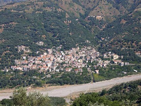 Bagaladi Uomo Muore Cadendo In Un Burrone Il Reggino