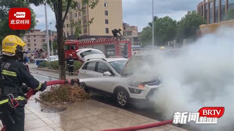 夏日高温，电动汽车路边突发自燃北京时间