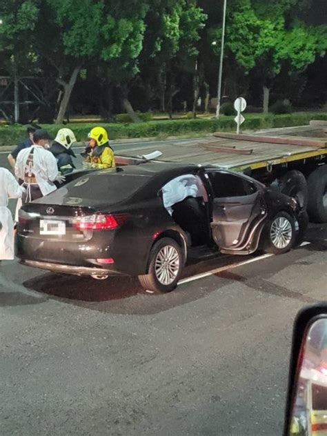 高雄驚悚車禍！轎車追撞曳引車後車斗 車頭毀駕駛困車內 社會萬象 生活 Nownews今日新聞