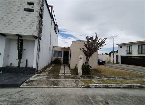 Casa En Esquina Con Terreno Excedente En Fracc Puente Moreno