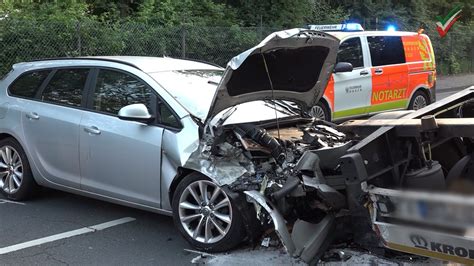 PKW kracht auf stehenden LKW Anhänger Fahrer verletzt