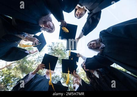 Los Compa Eros De Clase Con Vestidos De Graduaci N Tiran Sus Gorras