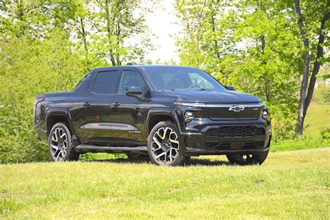 First Drive 2024 Chevy Silverado Ev Rst Power Meets Poor Handling And Interior