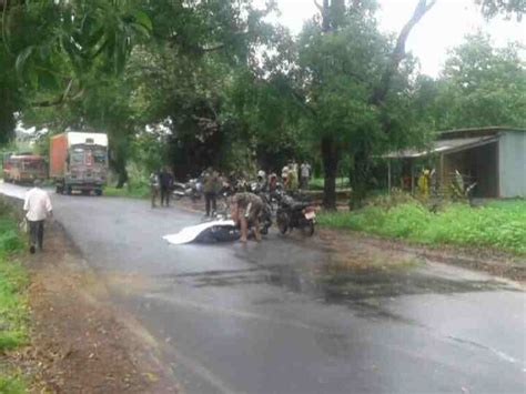 Ladies Bike Rider Met Accident Due To Potholes Near Palghar खड्ड्यात