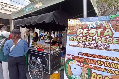 Ada Jam Gratis Es Teh Gorengan Serbu Pesta Gudeg Pecel Di Teras