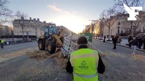 Les Services De La Ville De Paris Nettoient Le Haut Des Champs Lys Es