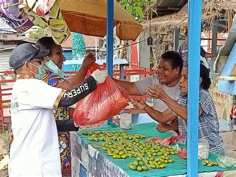 Hipmi Papua Bagikan Paket Sembako Kepada Masyarakat Fokus Papua