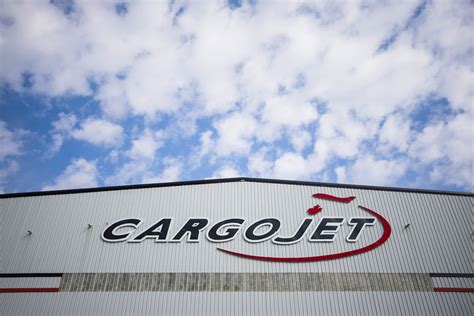 cargojet signs  year deal  operate charter flights  china