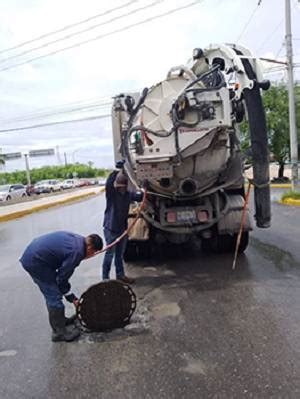 Sondeó COMAPA líneas de drenaje sanitario en diferentes sectores La