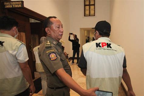 Geledah Ruang Kerja Khofifah Emil Dardak Kpk Sita Koper Barang