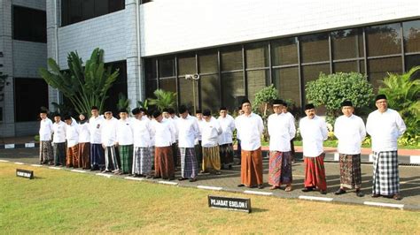 Foto Peraturan Kemenag Seragam Upacara Hari Santri Adalah Sarung Dan